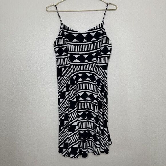 Old Navy Dress Large Black White Geo Aztec Sundress Sleeveless Fit Flare Casual - Picture 1 of 12